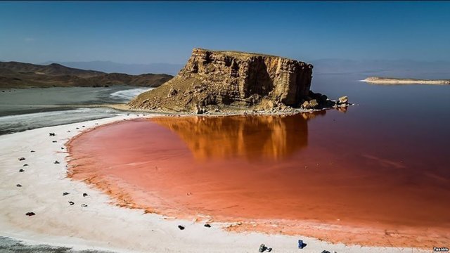 کاهش ۳۲۳ کیلومتری وسعت دریاچه ارومیه