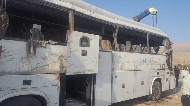 واژگونی اتوبوس در جاده اصفهان – شیراز ۵ کشته و ۱۵ مصدوم برجاگذاشت