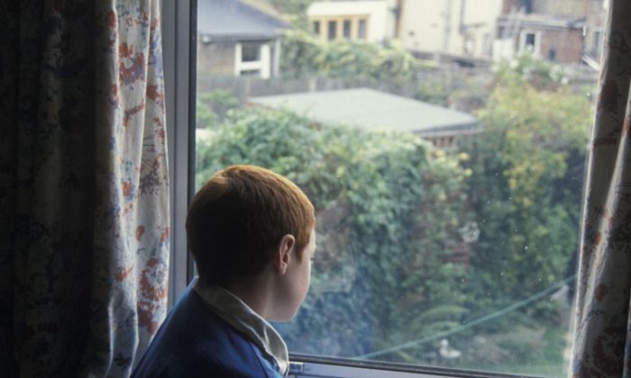 هزاران کودک در انگلستان ۱۰۰ ها مایل دورتر از خانواده هایشان تحت مراقبت قرار دارند