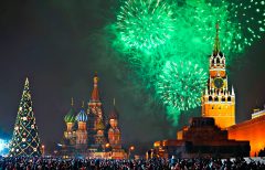 روسیه روز پیروزی کشور خود علیه نازی های آلمانی در جنگ جهانی دوم را با مراسم آتش بازی جشن میگیرد