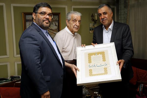 اهدای گواهینامه درجه یک هنری به عزت الله فولادوند در روز قلم
