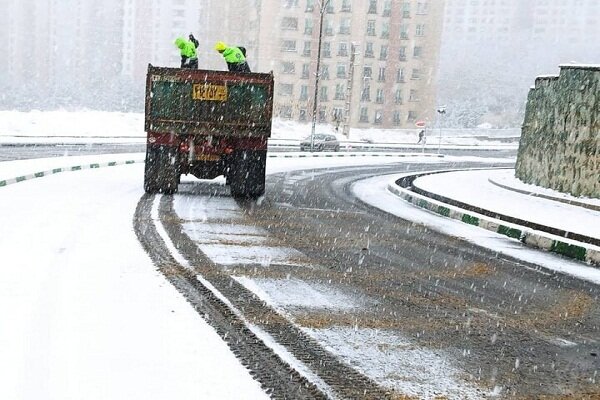 اعزام ماشین‌های تخصصی برف روبی به اتوبان‌های درگیر ترافیک