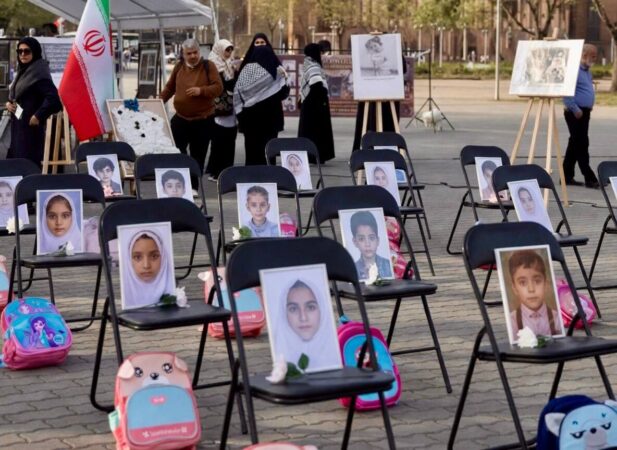 نمایشگاه یادبود شهدای دبستان میناب در برلین برگزار شد